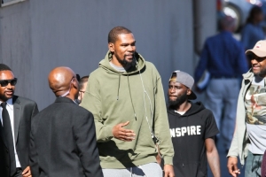 网友：我从未@KD却老被他回复 他需要帮助 KD：我好得很兄弟