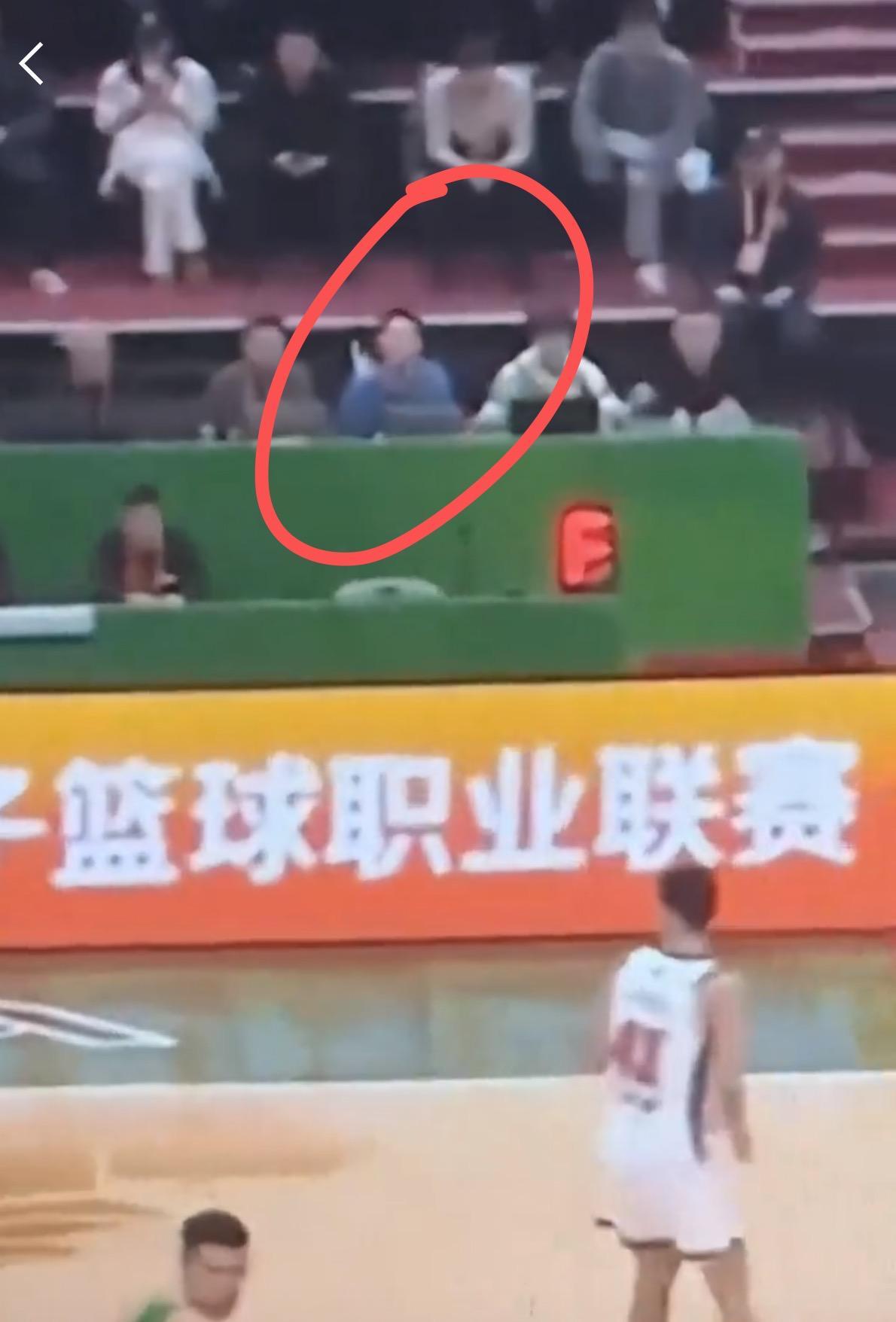 乐鱼体育-付豪撞飞徐杰，辽篮技术台竟带头鼓掌？焦泊乔还被辽篮球迷辱骂