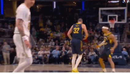 乐鱼-太猛了！赫夫连中两记三分球 步行者8-0打停凯尔特人