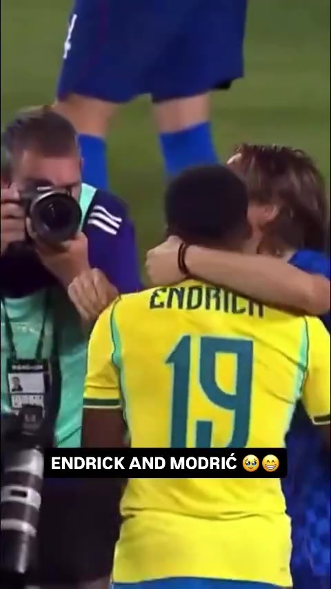 乐鱼体育-好久不见！19岁恩德里克开心抱起40岁莫德里奇，两人赛后寒暄