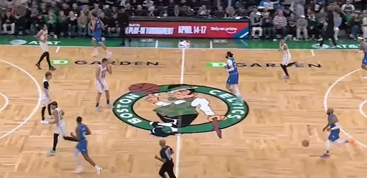 乐鱼体育-汤杰溜底线空切上篮命中，凯尔特人三节94-81领先魔术